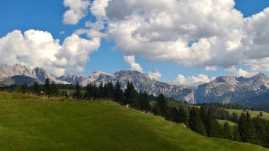 Trentino, dağlarda Brenta dolomites yaz gün için büyük bir gösterim ile inanılmaz bir resim yazısı