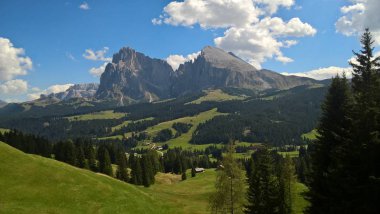 Trentino, dağlarda Brenta dolomites yaz gün için büyük bir gösterim ile inanılmaz bir resim yazısı