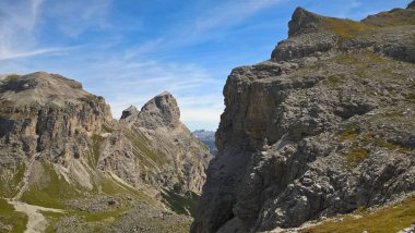 Trentino, dağlarda Brenta dolomites yaz gün için büyük bir gösterim ile inanılmaz bir resim yazısı