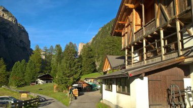 Trentino, dağlarda Brenta dolomites yaz gün için büyük bir gösterim ile inanılmaz bir resim yazısı