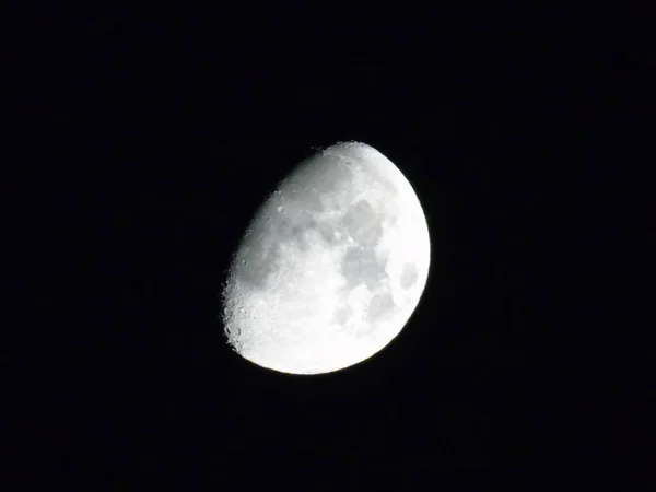 Eine Erstaunliche Fotografie Des Vollmondlichts Unter Einem Dunklen Himmel Mit — Stockfoto