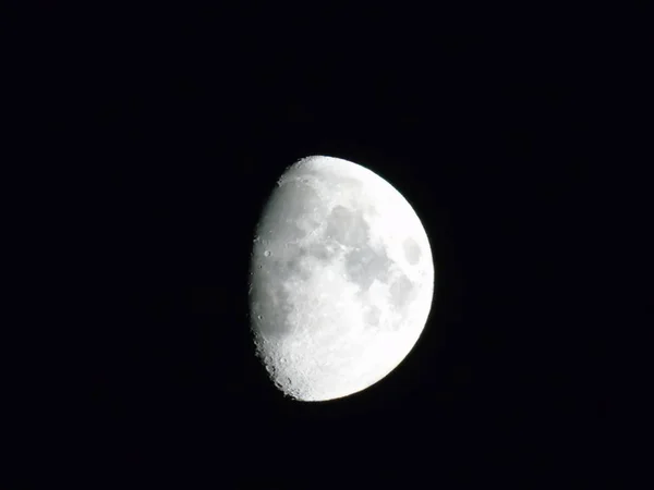 在黑暗的天空下 在背景下的一些小星星的满月的惊人摄影 — 图库照片