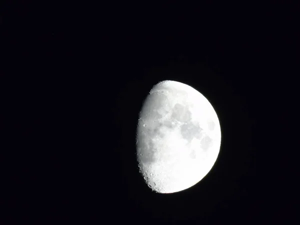 在黑暗的天空下 在背景下的一些小星星的满月的惊人摄影 — 图库照片
