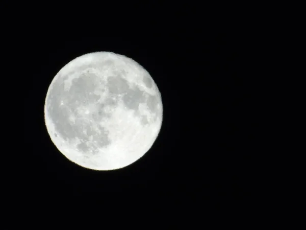 Удивительная Фотография Полного Лунного Света Темным Небом Несколькими Маленькими Звездами — стоковое фото