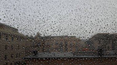 Waterdrop Genova şehirde bir bahar yağmur sonra pencerelerden güzel başlık