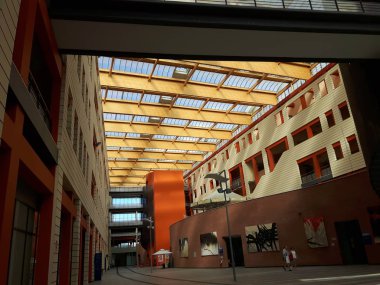 Woods ve gözlük de bazı dekoratif boyalar ile kullanarak Asti hastaneye gelen inanılmaz bir modern yapılar