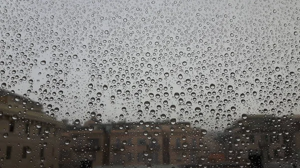 Schöne Bildunterschrift Des Wassertropfens Aus Den Fenstern Der Stadt Genua — Stockfoto