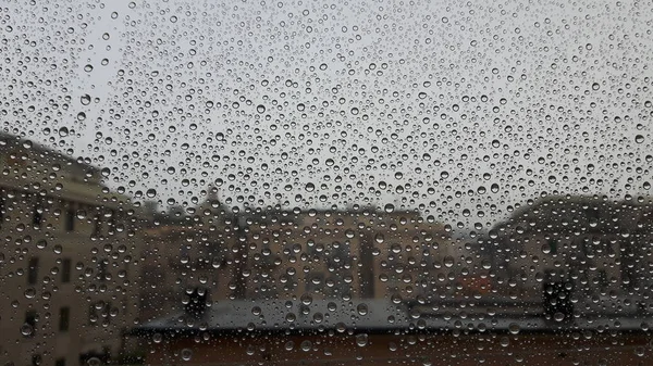 Vackra Bildtexten För Vattendroppe Från Fönstren Staden Genova Efter Ett — Stockfoto