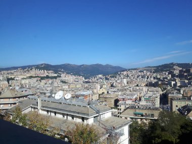 Öğleden sonra şaşırtıcı bir gökyüzü ve bulutlar ile Cenova şehir ve bazı sokak ışıkları sonbaharda şaşırtıcı bir resim yazısı