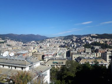 Öğleden sonra şaşırtıcı bir gökyüzü ve bulutlar ile Cenova şehir ve bazı sokak ışıkları sonbaharda şaşırtıcı bir resim yazısı