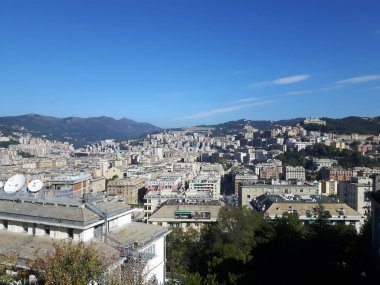 Öğleden sonra şaşırtıcı bir gökyüzü ve bulutlar ile Cenova şehir ve bazı sokak ışıkları sonbaharda şaşırtıcı bir resim yazısı