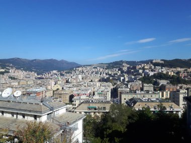 Öğleden sonra şaşırtıcı bir gökyüzü ve bulutlar ile Cenova şehir ve bazı sokak ışıkları sonbaharda şaşırtıcı bir resim yazısı