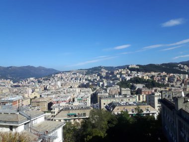 Öğleden sonra şaşırtıcı bir gökyüzü ve bulutlar ile Cenova şehir ve bazı sokak ışıkları sonbaharda şaşırtıcı bir resim yazısı