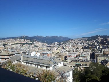 Öğleden sonra şaşırtıcı bir gökyüzü ve bulutlar ile Cenova şehir ve bazı sokak ışıkları sonbaharda şaşırtıcı bir resim yazısı