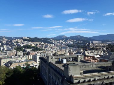 Öğleden sonra şaşırtıcı bir gökyüzü ve bulutlar ile Cenova şehir ve bazı sokak ışıkları sonbaharda şaşırtıcı bir resim yazısı