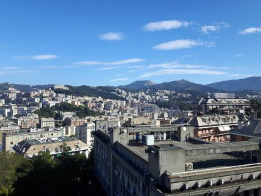 Öğleden sonra şaşırtıcı bir gökyüzü ve bulutlar ile Cenova şehir ve bazı sokak ışıkları sonbaharda şaşırtıcı bir resim yazısı