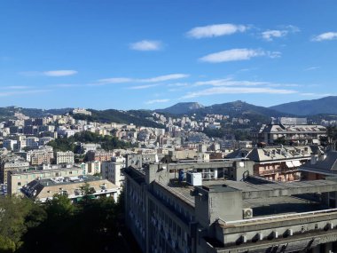 Öğleden sonra şaşırtıcı bir gökyüzü ve bulutlar ile Cenova şehir ve bazı sokak ışıkları sonbaharda şaşırtıcı bir resim yazısı