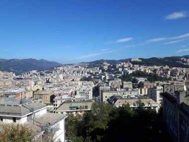 Öğleden sonra şaşırtıcı bir gökyüzü ve bulutlar ile Cenova şehir ve bazı sokak ışıkları sonbaharda şaşırtıcı bir resim yazısı