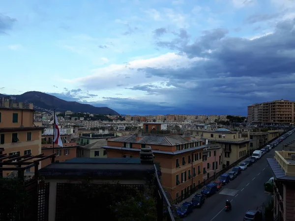 Una Splendida Didascalia Della Città Genova Nel Pomeriggio Con Cielo — Foto Stock