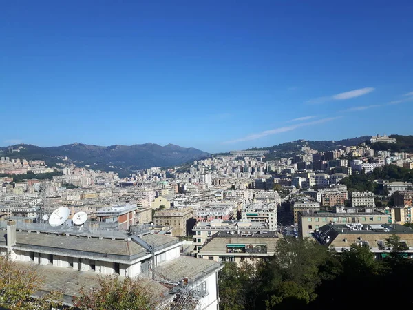 Öğleden sonra şaşırtıcı bir gökyüzü ve bulutlar ile Cenova şehir ve bazı sokak ışıkları sonbaharda şaşırtıcı bir resim yazısı