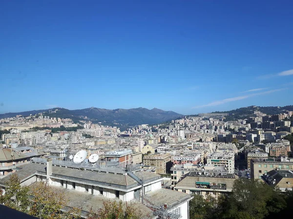 Una Splendida Didascalia Della Città Genova Nel Pomeriggio Con Cielo — Foto Stock