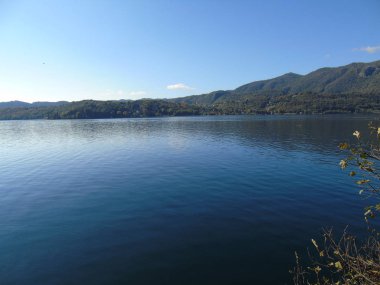 Piemonte içinde göl D'orta sonbahar gün ve eski bazı kırsal kesiminde yazısının şaşırtıcı yolculuk inanılmaz manzaralı