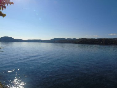 Piemonte içinde göl D'orta sonbahar gün ve eski bazı kırsal kesiminde yazısının şaşırtıcı yolculuk inanılmaz manzaralı