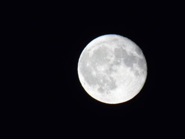 Tam ay ışığı şehrin gece yaz gün bazı bulutlu ve sisli tarafından üzerinde inanılmaz bir resim yazısı