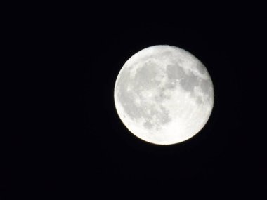 Tam ay ışığı şehrin gece yaz gün bazı bulutlu ve sisli tarafından üzerinde inanılmaz bir resim yazısı