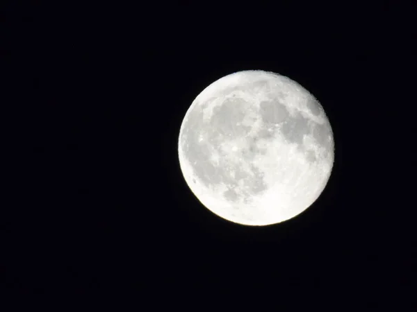 Tam ay ışığı şehrin gece yaz gün bazı bulutlu ve sisli tarafından üzerinde inanılmaz bir resim yazısı