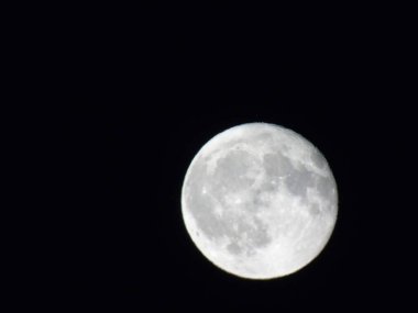 Tam ay ışığı şehrin gece yaz gün bazı bulutlu ve sisli tarafından üzerinde inanılmaz bir resim yazısı
