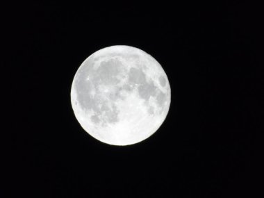 Tam ay ışığı şehrin gece yaz gün bazı bulutlu ve sisli tarafından üzerinde inanılmaz bir resim yazısı