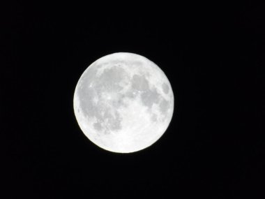 Tam ay ışığı şehrin gece yaz gün bazı bulutlu ve sisli tarafından üzerinde inanılmaz bir resim yazısı
