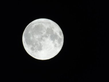 Tam ay ışığı şehrin gece yaz gün bazı bulutlu ve sisli tarafından üzerinde inanılmaz bir resim yazısı