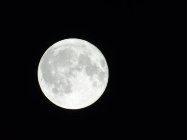 Tam ay ışığı şehrin gece yaz gün bazı bulutlu ve sisli tarafından üzerinde inanılmaz bir resim yazısı