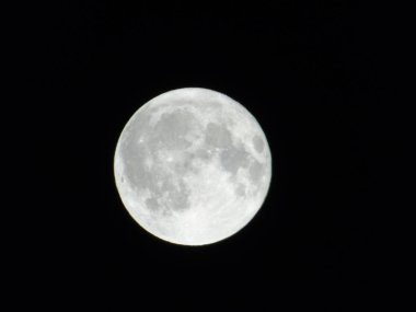 Tam ay ışığı şehrin gece yaz gün bazı bulutlu ve sisli tarafından üzerinde inanılmaz bir resim yazısı