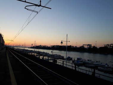 Yaz günlerinde biraz bulutlu genova şehri günbatımında ve büyük binalar ve denizin üzerinde inanılmaz bir resim yazısı