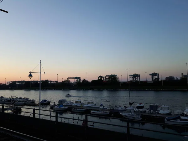 いくつかの雲と夏の日のジェノバの街に沈む夕日と建物と海の偉大な反射の素晴らしいキャプション — ストック写真