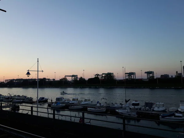 いくつかの雲と夏の日のジェノバの街に沈む夕日と建物と海の偉大な反射の素晴らしいキャプション — ストック写真