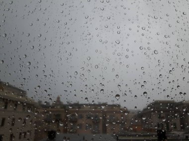 Bazı waterdrops penceresi sonra yaz yağmuru şehrin üzerinde bir amazing fotoğraf