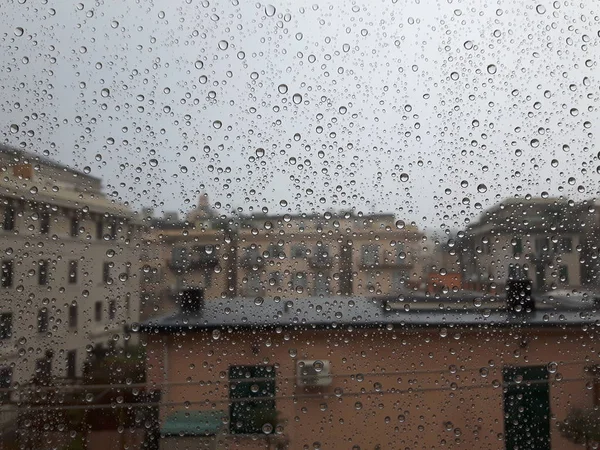 Bazı Waterdrops Penceresi Sonra Yaz Yağmuru Şehrin Üzerinde Bir Amazing — Stok fotoğraf