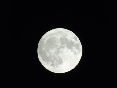 Tam ay ışığı altında karanlık bir gökyüzü ile bazı küçük yıldız içinde belgili tanımlık geçmiş bir amazing fotoğraf