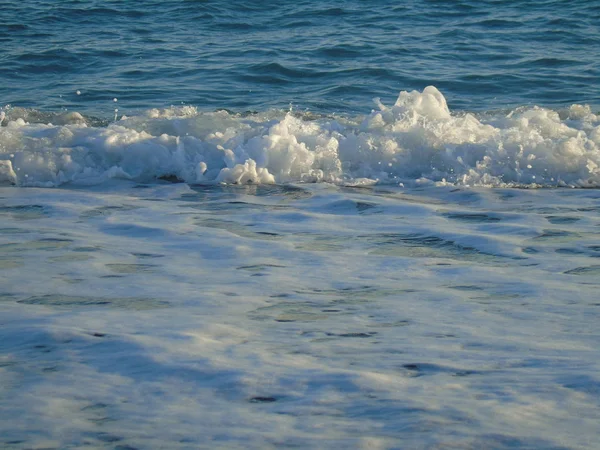 มมองท นตาต นใจจากชายฝ งของ Camogli ในว นฤด หนาวท องฟ เทาและแสงแดดเล — ภาพถ่ายสต็อก