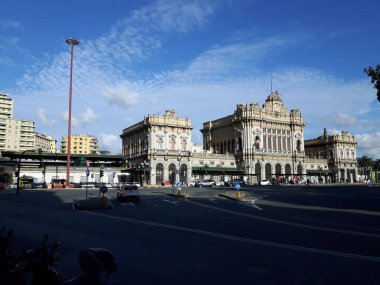 Cenova pld istasyonu büyük bir mavi gökyüzü ve şehrin eski bazı kısımları ile sonbaharda bir büyüleyici manzaralar