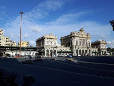Cenova pld istasyonu büyük bir mavi gökyüzü ve şehrin eski bazı kısımları ile sonbaharda bir büyüleyici manzaralar