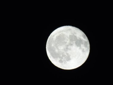 Dolunay Genova şehri arka planda büyük bir mavi gökyüzü ile gündüz üzerinde inanılmaz bir resim yazısı