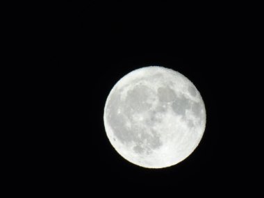 Dolunay Genova şehri arka planda büyük bir mavi gökyüzü ile gündüz üzerinde inanılmaz bir resim yazısı