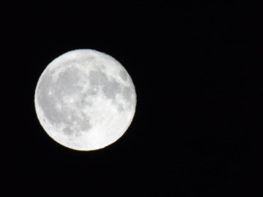 Dolunay Genova şehri arka planda büyük bir mavi gökyüzü ile gündüz üzerinde inanılmaz bir resim yazısı