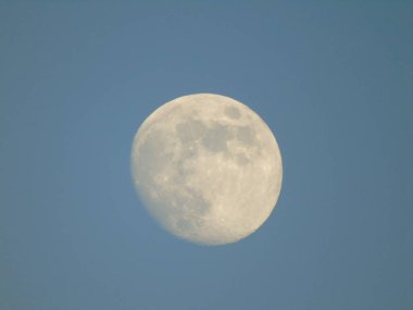 Dolunay Genova şehri arka planda büyük bir mavi gökyüzü ile gündüz üzerinde inanılmaz bir resim yazısı