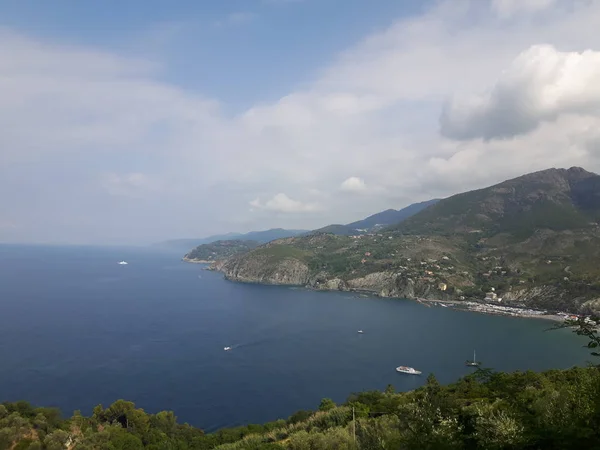 图片说明了利古里亚五地美丽的景色 背景是蔚蓝的天空和青翠的群山 — 图库照片